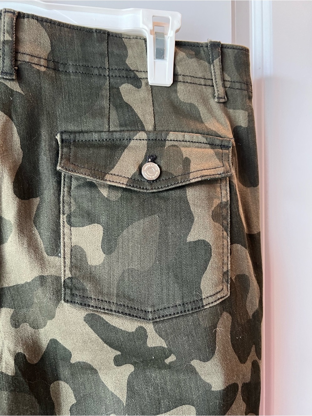 White House Black Market Camouflage The Slim Ankle jeans. Size 12 - Picture 9 of 13